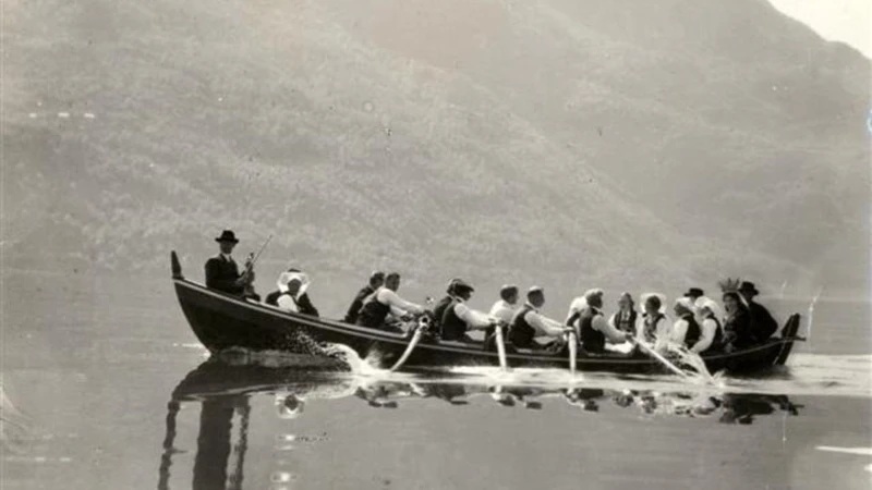 The Bridal Party in Hardanger (Brudeferden i Hardanger) (1926)